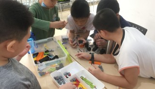 松园社区“益智行动时”青少年机器人DIY活动