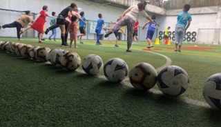 莲花街道景华社区开展“少年学堂”青少年足球训练活动