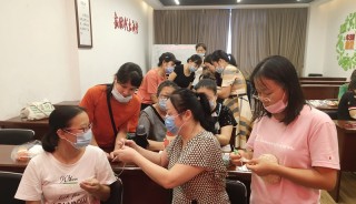 国展社区开设“巧手编织”女性手工兴趣班